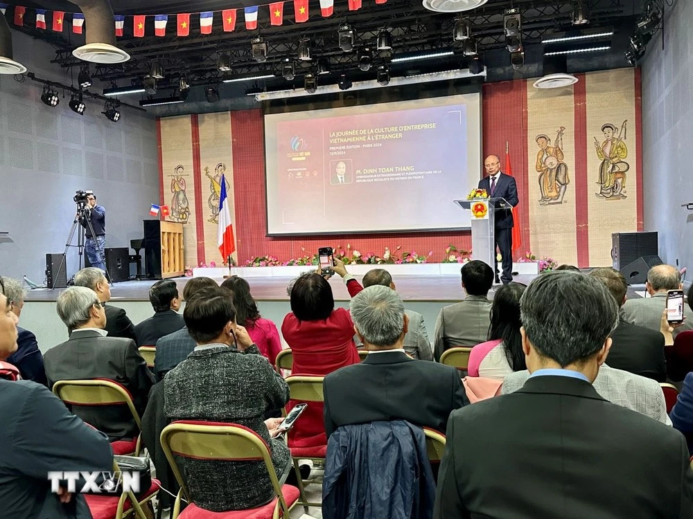 Đại sứ Việt Nam tại Pháp Đinh Toàn Thắng phát biểu tại phiên khai mạc.