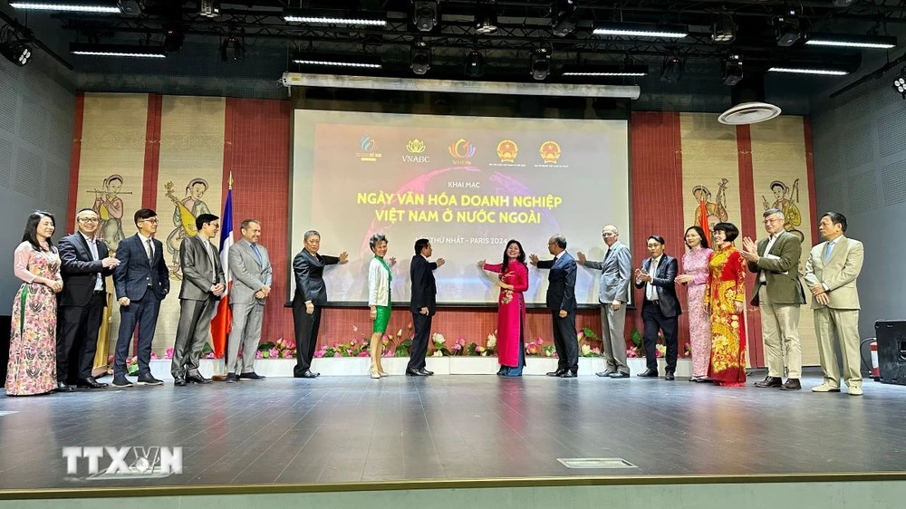 Khách mời và diễn giả ấn nút khai mạc kiện “Ngày văn hóa doanh nghiệp Việt Nam ở nước ngoài lần thứ 1 - Paris 2024”.
