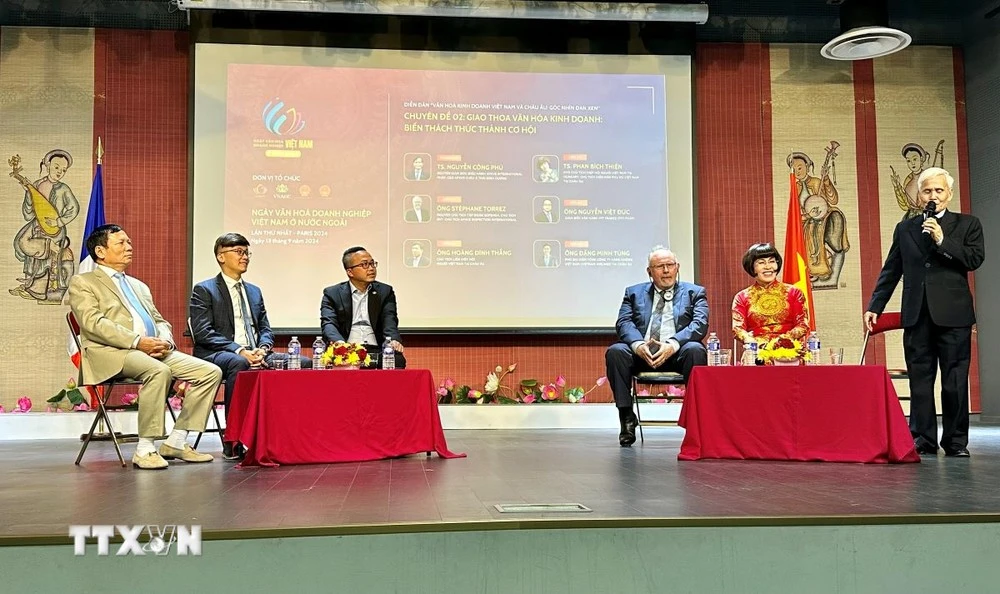 Các diễn giả Pháp và Việt Nam chia sẻ kinh nghiệm về văn hóa doanh nghiệp.