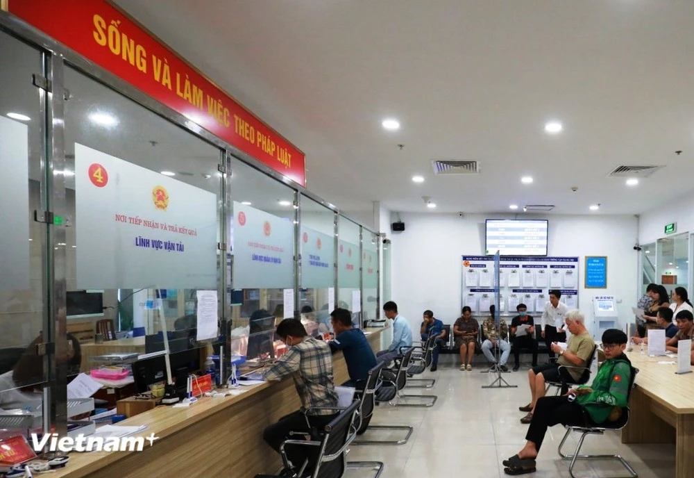 Người dân đến làm thủ tục cấp, đổi giấy phép lái xe tại thành phố Hà Nội.