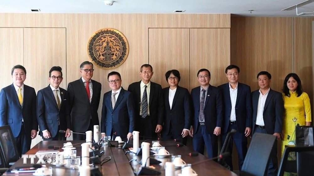 Đoàn công tác của Hội nhà báo Việt Nam chụp ảnh lưu niệm với Thứ trưởng Ngoại giao Thái Lan Russ Jalichandra.