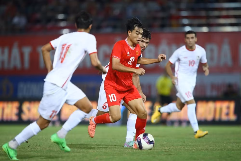 U20 Việt Nam (áo đỏ) không thể giành suất tham dự Vòng chung kết U20 châu Á 2025.