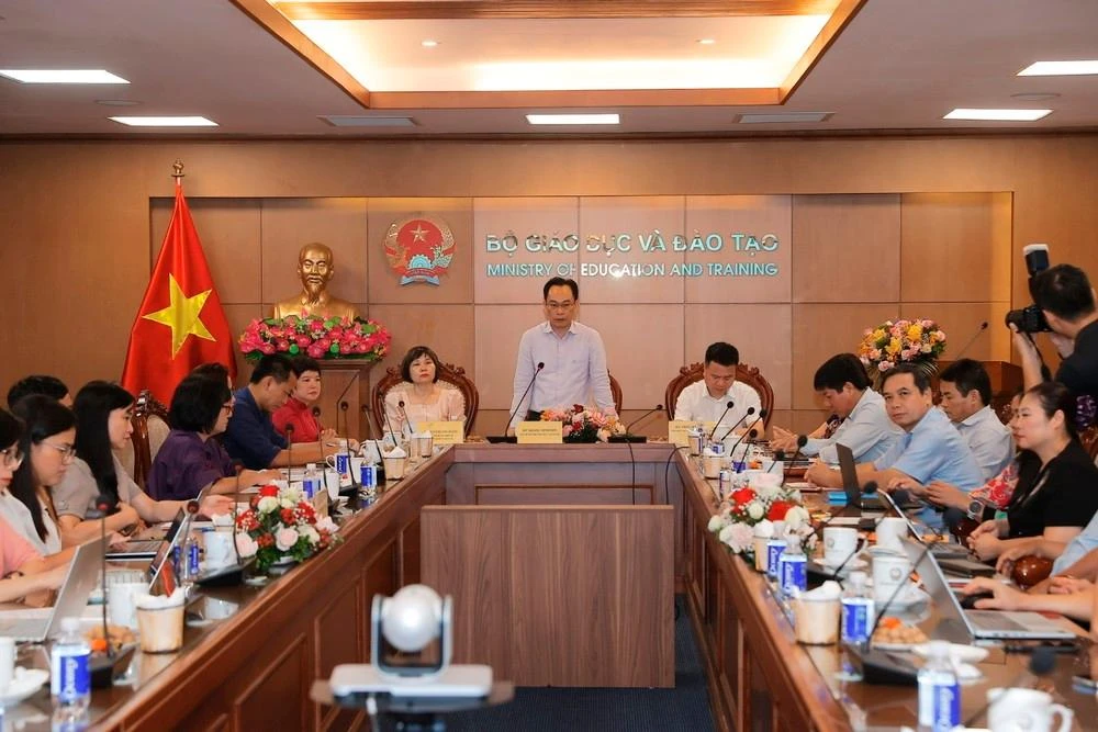 Thứ trưởng Bộ Giáo dục và Đào tạo Hoàng Minh Sơn phát biểu tại buổi họp báo.