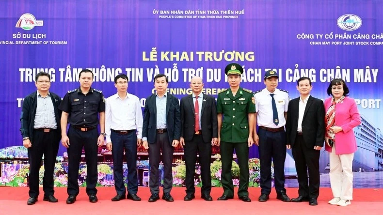 Lãnh đạo ngành du lịch và các ban, ngành chụp ảnh lưu niệm tại lễ khai trương Trung tâm Thông tin và Hỗ trợ du khách.