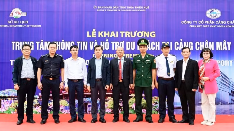 Lãnh đạo ngành du lịch và các ban, ngành chụp ảnh lưu niệm tại lễ khai trương Trung tâm Thông tin và Hỗ trợ du khách.