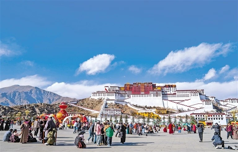 Cung điện Potala thu hút rất đông du khách đến tham quan.