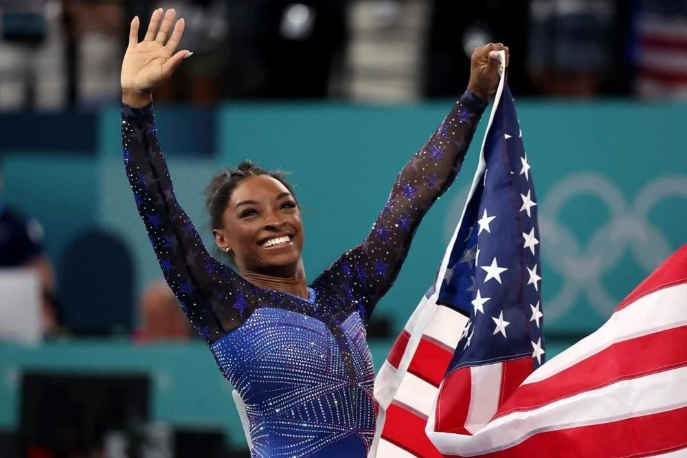 Simone Biles giúp Đoàn Mỹ bứt tốc lên top 2.