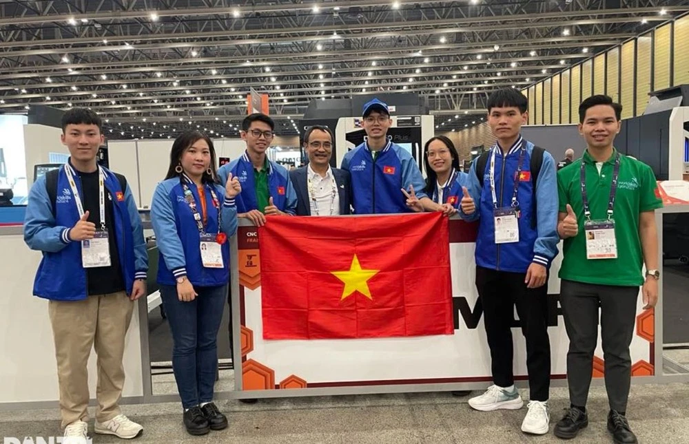 Ông Nguyễn Chí Trường (giữa), Phó Trưởng đoàn Việt Nam, động viên đội phay CNC sau khi thí sinh hoàn tất 4 ngày thi.