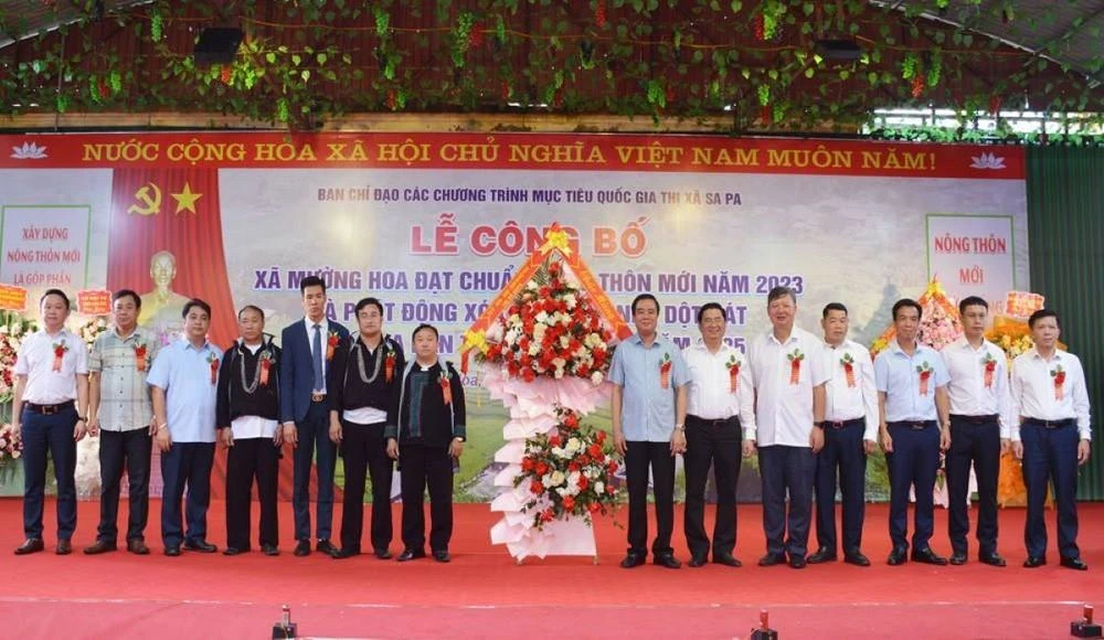 Lãnh đạo thị xã Sa Pa trao Bằng khen và tặng hoa chúc mừng xã Mường Hoa đạt chuẩn nông thôn mới năm 2023.