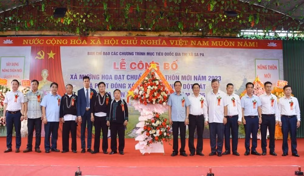 Lãnh đạo thị xã Sa Pa trao Bằng khen và tặng hoa chúc mừng xã Mường Hoa đạt chuẩn nông thôn mới năm 2023.