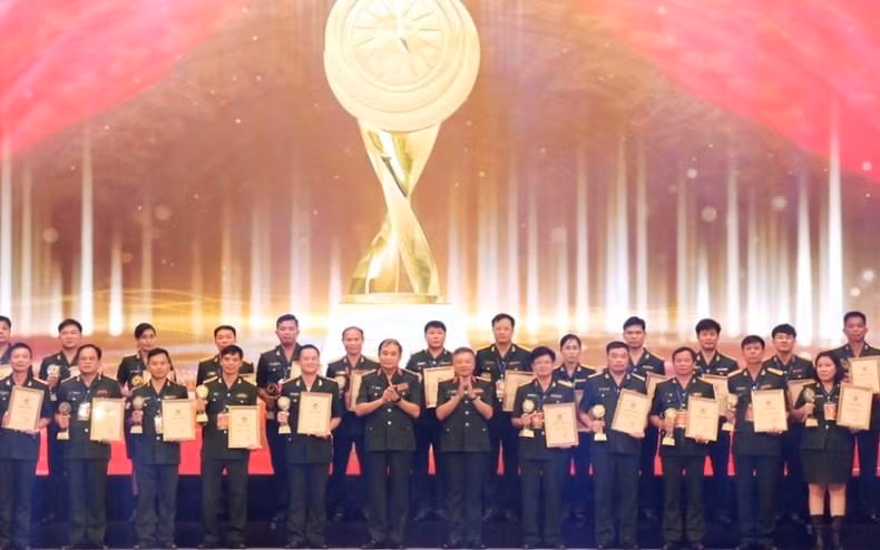 Các đồng chí lãnh đạo Bộ Quốc phòng trao giải cho các tác giả có tác phẩm đạt giải Vàng.