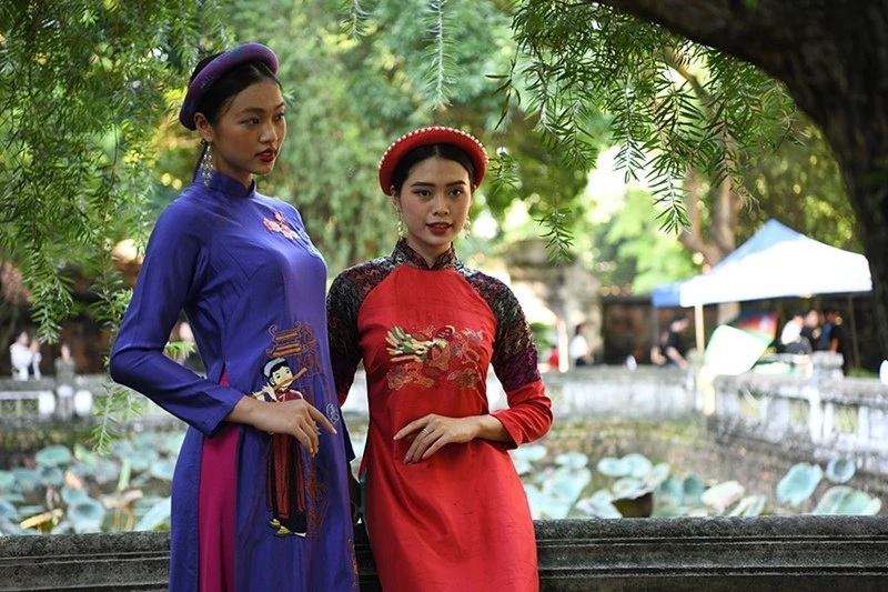 Các nghệ sĩ trẻ đã khéo léo sử dụng tranh dân gian Đông Hồ trong những sáng tạo nghệ thuật đương đại, góp phần kết nối truyền thống và hiện đại, lan tỏa vẻ đẹp văn hóa dân gian Việt Nam tới bạn bè quốc tế.