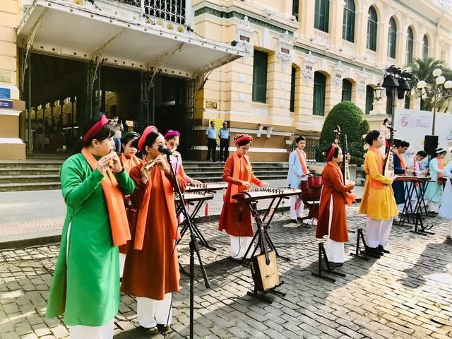 Chương trình giới thiệu nghệ thuật cải lương và nhạc cụ dân tộc trước Bưu điện TP HCM thu hút đông du khách.