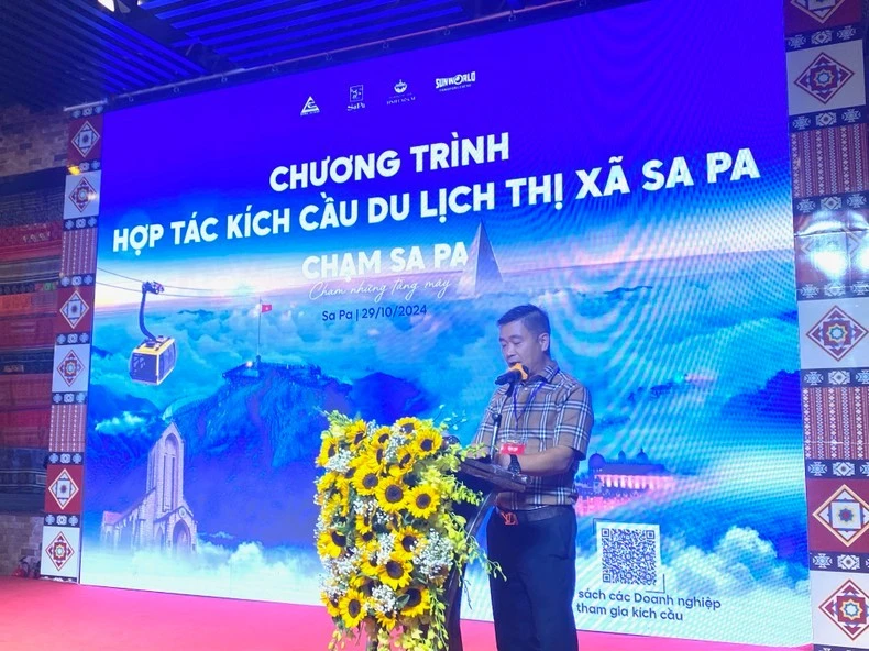 Chủ tịch Hiệp hội Du lịch Lào Cai Phạm Cao Vỹ báo cáo tại hội nghị.