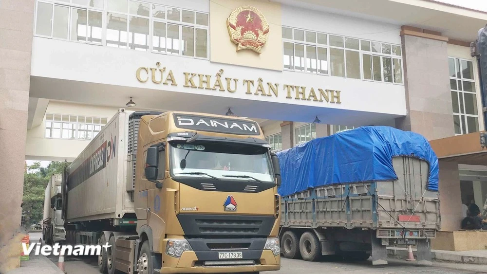 Thông quan hàng hóa tại cửa khẩu Tân Thanh, tỉnh Lạng Sơn.