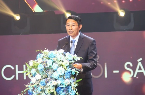 Đồng chí Đinh Văn Thiệu, Phó Chủ tịch UBND tỉnh Khánh Hòa phát biểu chào mừng Liên hoan.