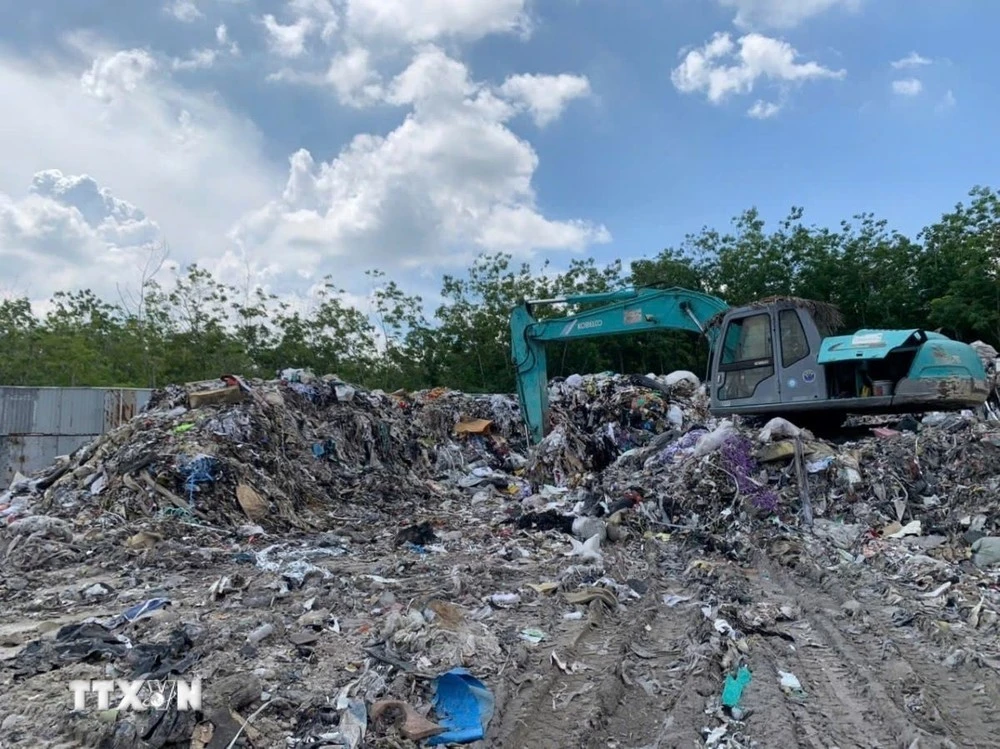 Hiện trường chôn lấp hơn 2,2 triệu kg chất thải gây ô nhiễm môi trường tại Bình Dương.