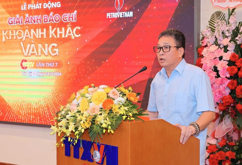 Ông Nguyễn Thắng, Tổng Biên tập Báo ảnh Việt Nam, Phó Chủ tịch Hội đồng, Phó Trưởng ban Thường trực Giải Ảnh báo chí Khoảnh khắc Vàng lần thứ Bảy công bố thể lệ cuộc thi.