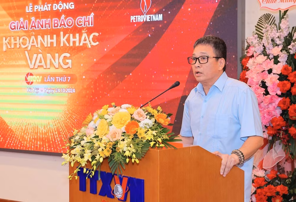 Ông Nguyễn Thắng, Tổng Biên tập Báo ảnh Việt Nam, Phó Chủ tịch Hội đồng, Phó Trưởng ban Thường trực Giải Ảnh báo chí Khoảnh khắc Vàng lần thứ Bảy công bố thể lệ cuộc thi.