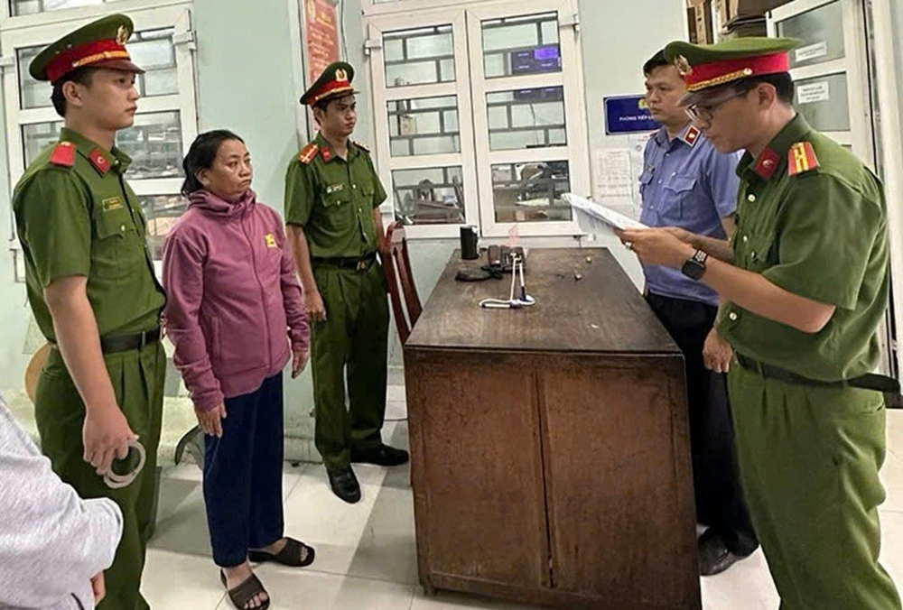 Cơ quan điều tra tống đạt quyết định khởi tố, lệnh bắt tạm giam đối với Lê Thị Lại.