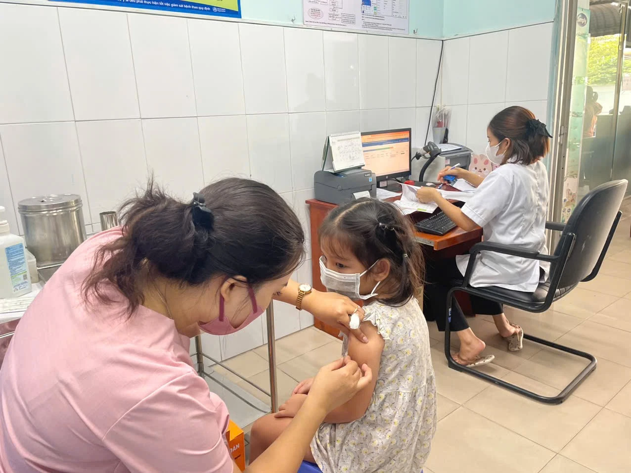 Phụ huynh cần đưa trẻ đi tiêm chủng đầy đủ theo khuyến cáo của ngành y tế.