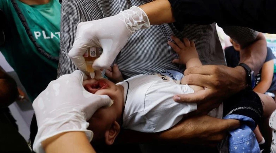 Trẻ em Palestine được tiêm vaccine phòng bệnh bại liệt tại bệnh viện Nasser ở Khan Younis, phía nam Dải Gaza, ngày 31/8/2024. 4.jpg