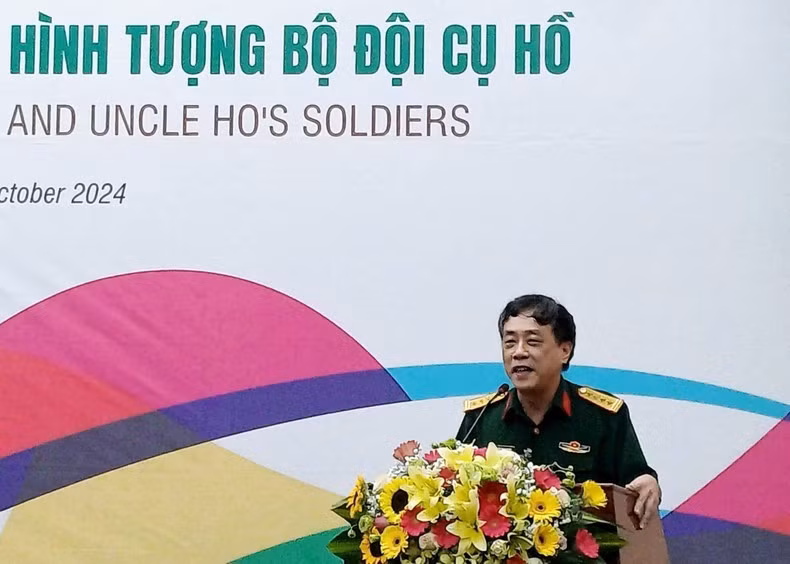 Đại tá, nhà văn Nguyễn Bình Phương phát biểu.