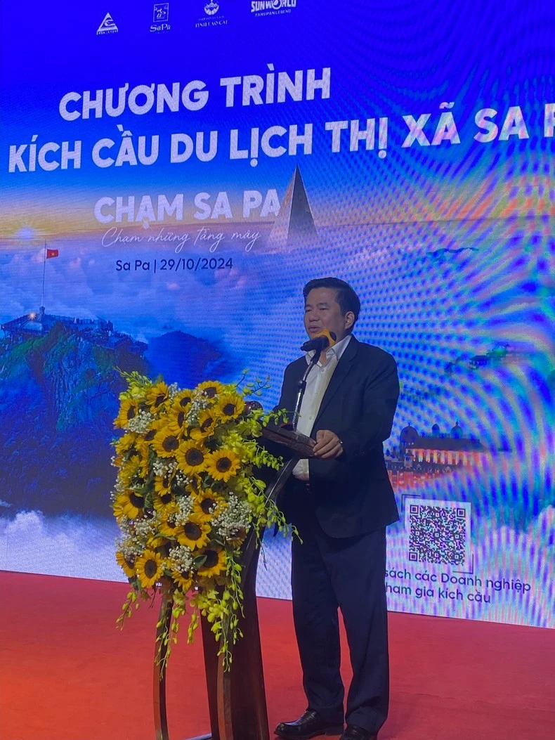 Chủ tịch Ủy ban nhân dân thị xã Sa Pa Tô Ngọc Liễn phát biểu chỉ đạo hội nghị.