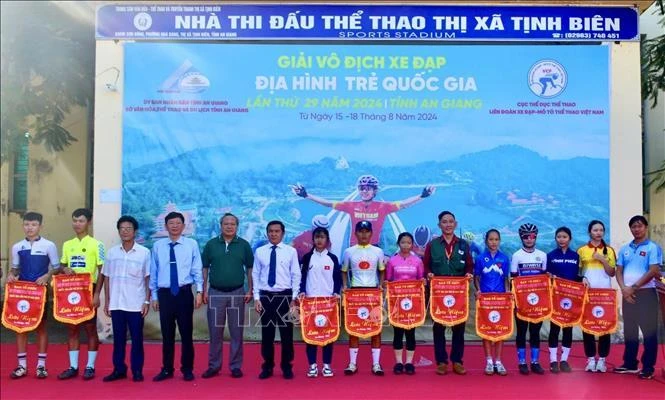 Ban tổ chức trao cờ lưu niệm cho các đoàn dự giải.