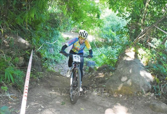 Tay đua đội Sơn La tham gia tranh tài ở nội dung băng đồng nữ dưới 16 tuổi.