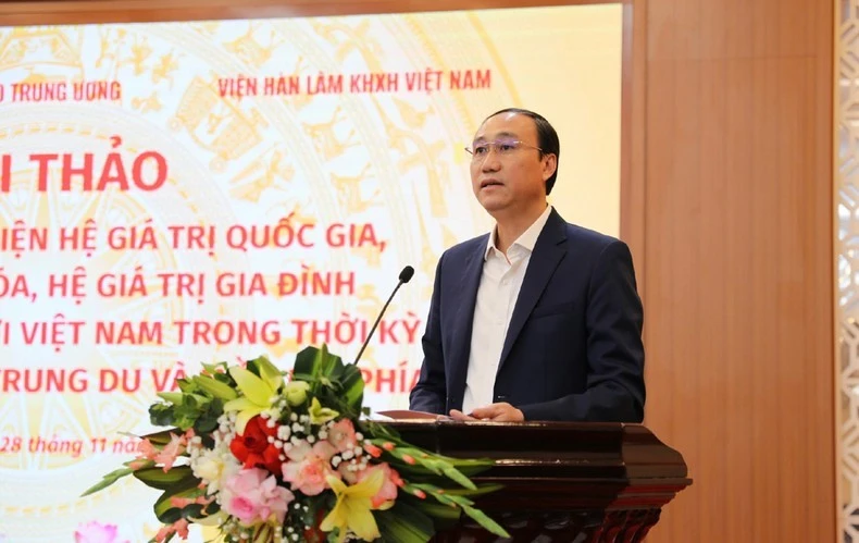 Phó Bí thư Thường trực Tỉnh ủy Phùng Khánh Tài phát biểu ý kiến tại hội thảo.