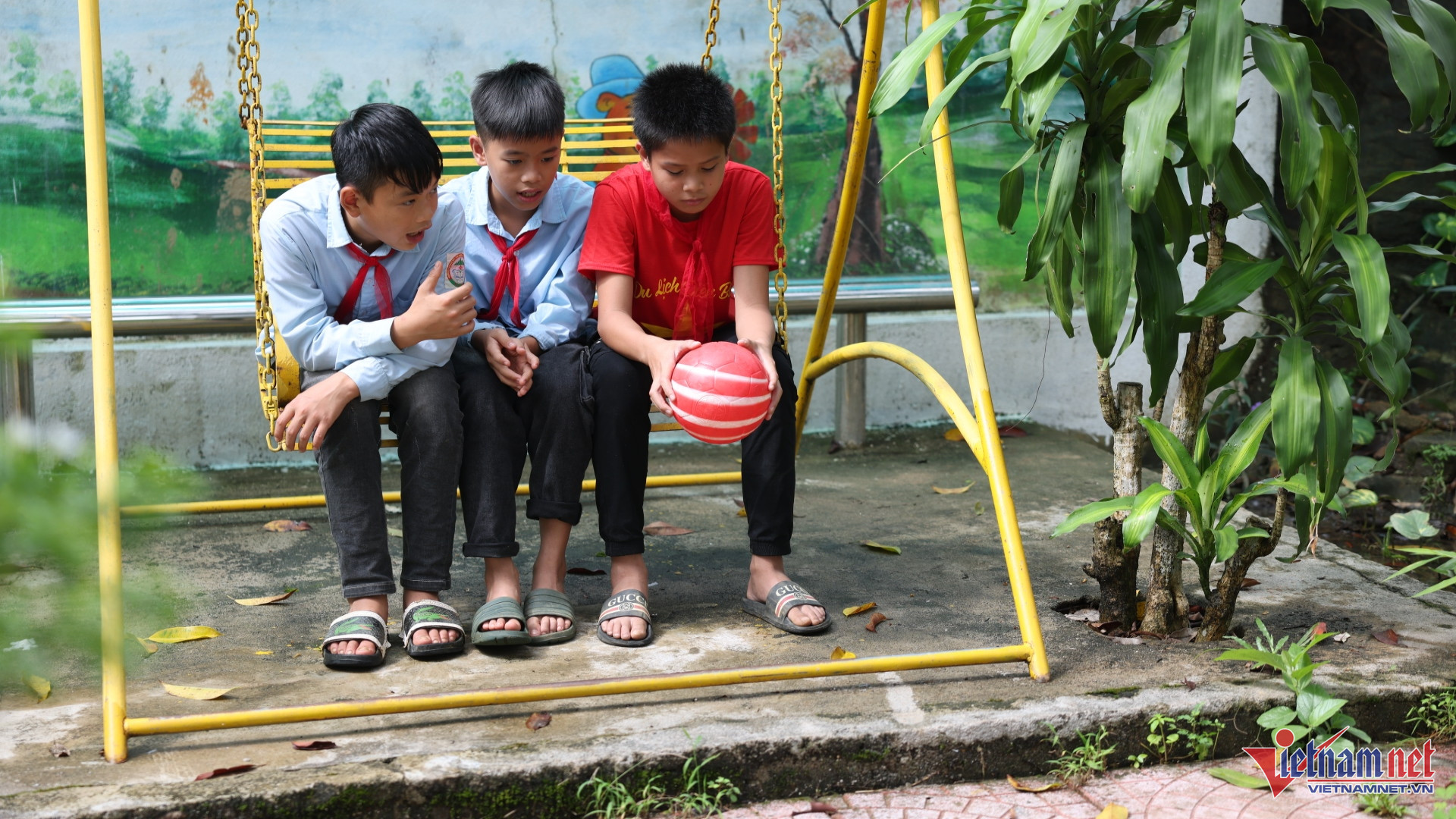 Gương mặt đượm nỗi buồn của em Hoàng Anh Quân (áo đỏ) trong giờ ra chơi cùng các bạn. 16.jpg