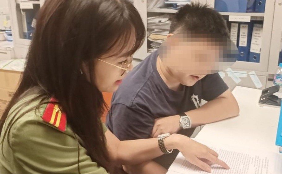 Du khách nước ngoài làm việc với lực lượng chức năng. 14-3747.jpg