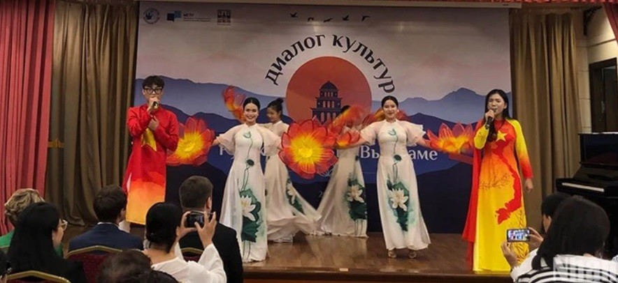 Một tiết mục văn nghệ trong chương trình. 2.jpg