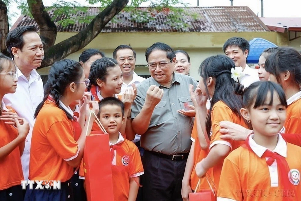 Thủ tướng Phạm Minh Chính đến thăm, tặng quà cho trẻ em khuyết tật tại Trung tâm Nuôi dưỡng trẻ khuyết tật Hà Nội tại thị trấn Chúc Sơn, huyện Chương Mỹ.