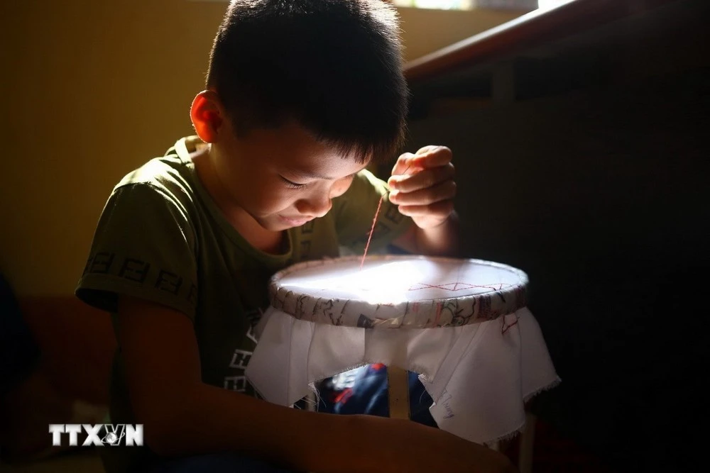 Lớp dạy thêu cho học sinh tại trường Phục hồi chức năng và Dạy nghề cho người khuyết tật Khoái Châu (Hưng Yên).