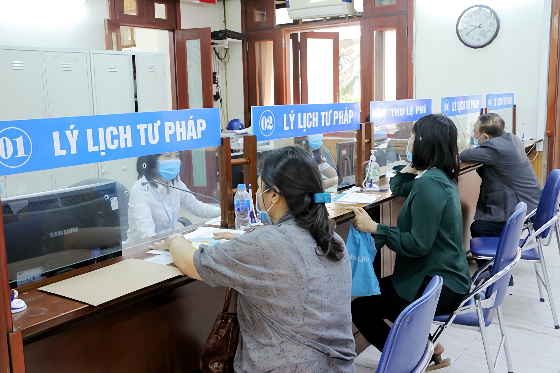 Người dân xếp hàng lấy lý lịch tư pháp. 5-3097-2626.jpg