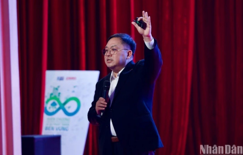 Khẳng định tại Đại hội Sales và Marketting toàn quốc VSMCamp, Phó Chủ tịch FPT Education Hoàng Nam Tiến khẳng định, trong kỷ nguyên AI, mỗi cá nhân cần có một “trợ lý AI” để hỗ trợ học tập và phát triển. AI sẽ là cánh tay nối dài, nhưng con người vẫn là yếu tố cốt lõi quyết định. 1.jpg
