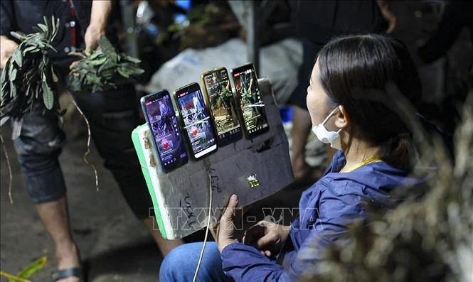 Livestream bán hàng tại chợ đêm.