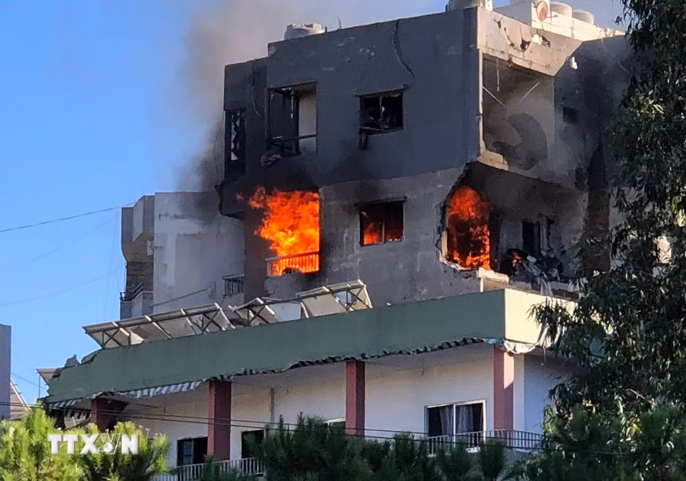 Tòa nhà bị phá hủy sau cuộc không kích của Israel tại Beirut, Liban.
