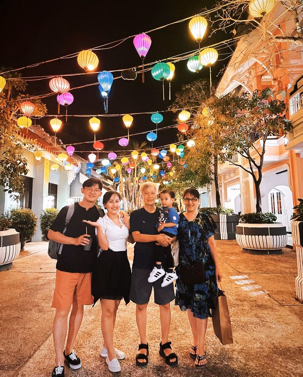 Gia đình Mike Nhân Phan trong chuyến du lịch đa thế hệ ở Singapore vừa qua.