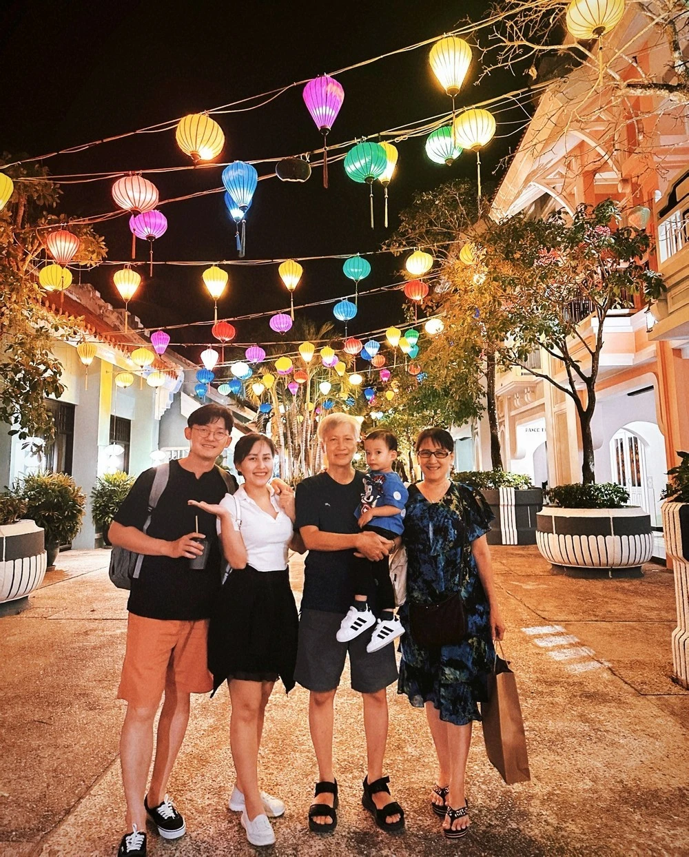 Gia đình Mike Nhân Phan trong chuyến du lịch đa thế hệ ở Singapore vừa qua.