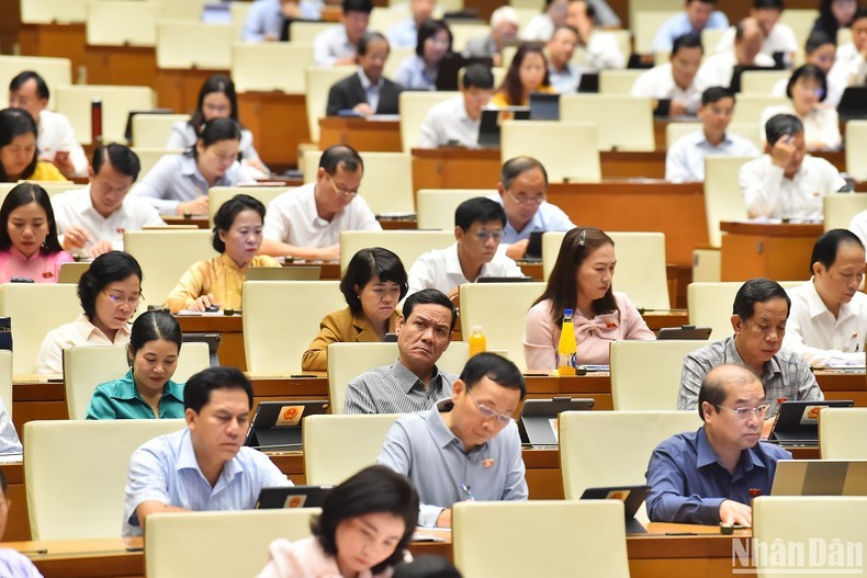 Các đại biểu dự phiên họp sáng 24/10. Các đại biểu dự phiên họp sáng 24/10.