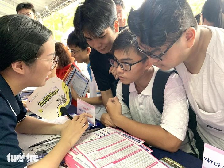 Thí sinh tìm hiểu thông tin đăng ký xét tuyển tại Ngày tư vấn xét tuyển đại học năm 2024.