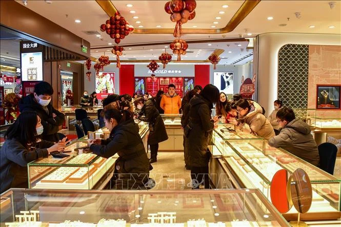 Khách hàng chọn mua trang sức tại tiệm vàng ở tỉnh Sơn Đông, Trung Quốc.