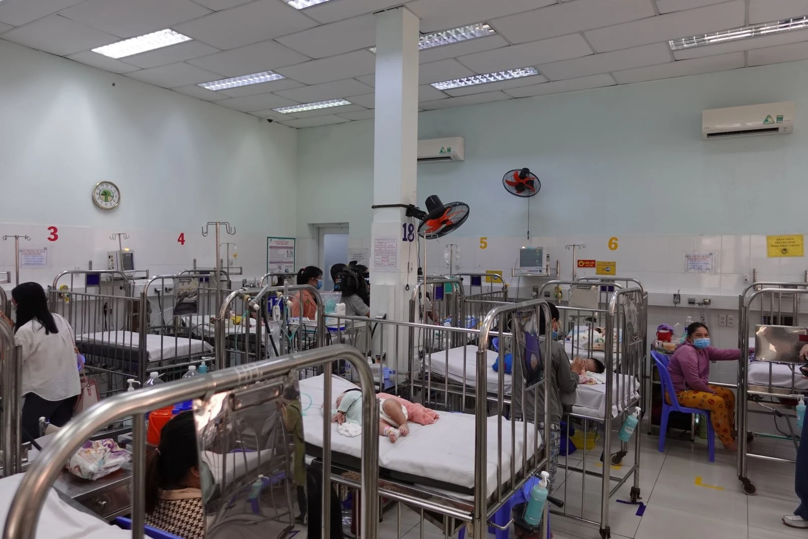 Tại phòng Cấp cứu, khoa Hô hấp 1, Bệnh viện Nhi đồng 2 có hơn 20 trẻ mắc bệnh liên quan đến đường hô hấp.