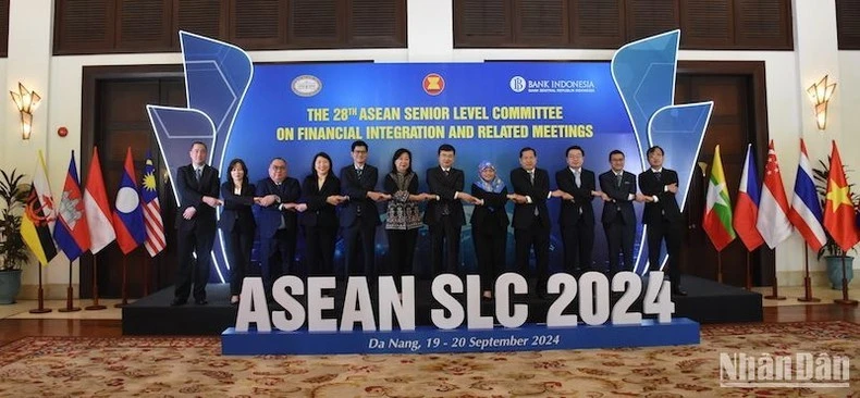 Các đại biểu chụp ảnh lưu niệm tại Hội nghị Ủy ban cấp cao về Hội nhập tài chính ASEAN lần thứ 28.