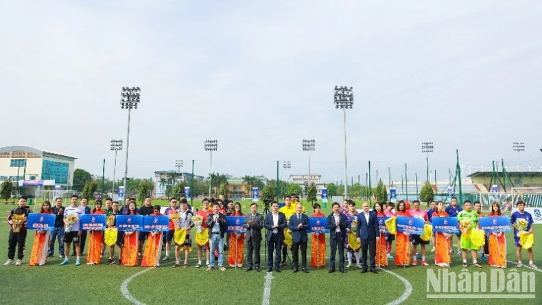 Ban tổ chức tặng hoa và cờ lưu niệm cho 9 đội bóng tham gia Giải bóng đá Press Cup 2024.