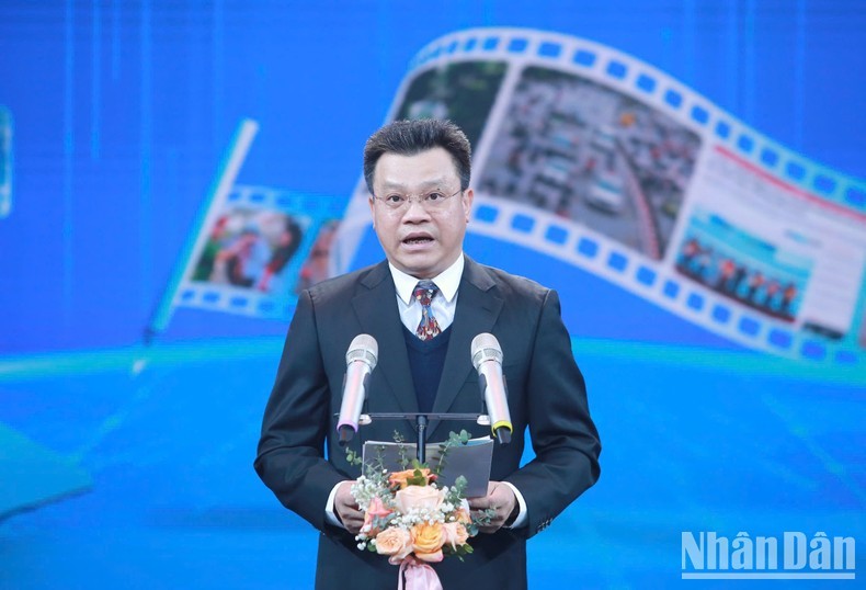 Đồng chí Lê Kim Thành, Phó Chủ tịch chuyên trách Ủy ban An toàn giao thông Quốc gia phát biểu tại Lễ trao giải.