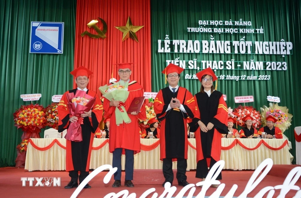 Lãnh đạo Đại học Kinh tế (Đại học Đà Nẵng) trao Bằng Tốt nghiệp cho tân tiến sỹ năm 2023.